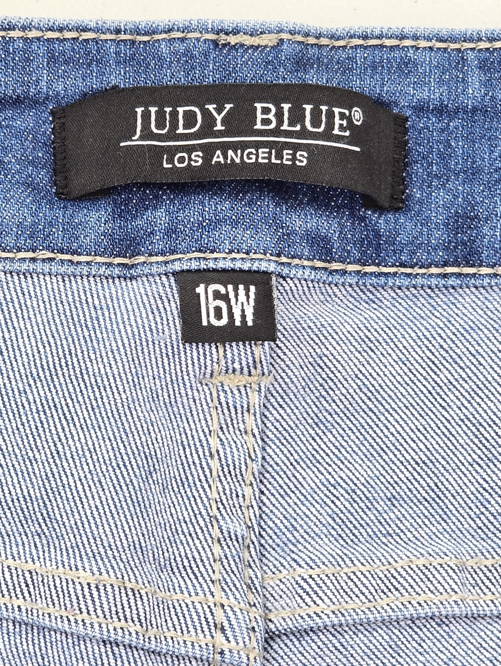 Judy Blue Mid-Rise Distressed Cropped Jeans Frayed Ridge Hem Size 16W - Picture 6 of 9